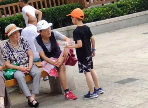 记录孩子公园卖水的成长